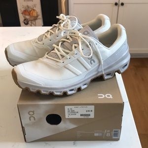 New in box ON On Running Cloudventure shoes size 8